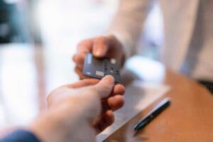 persona pagando una factura con tarjeta